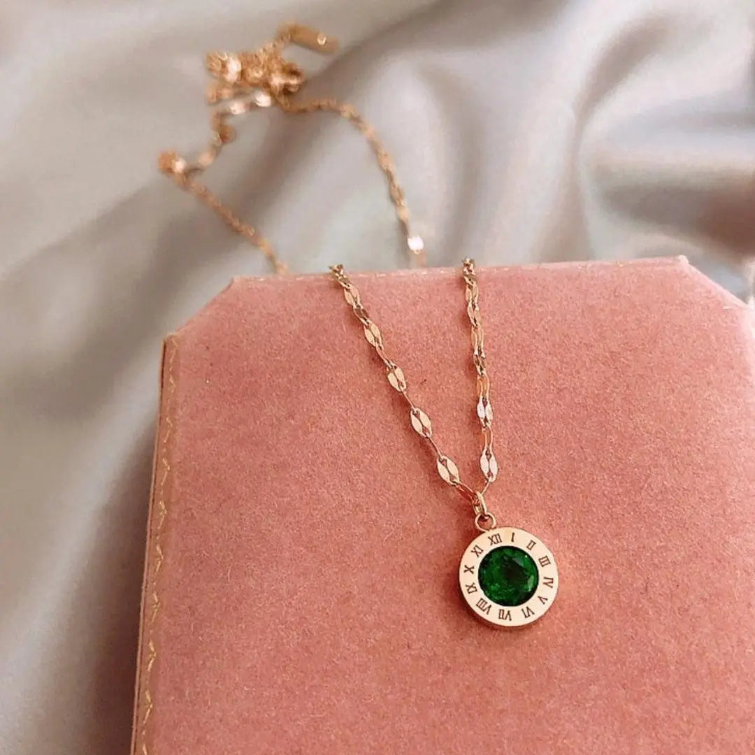 Collar de oro con reloj esmeralda
