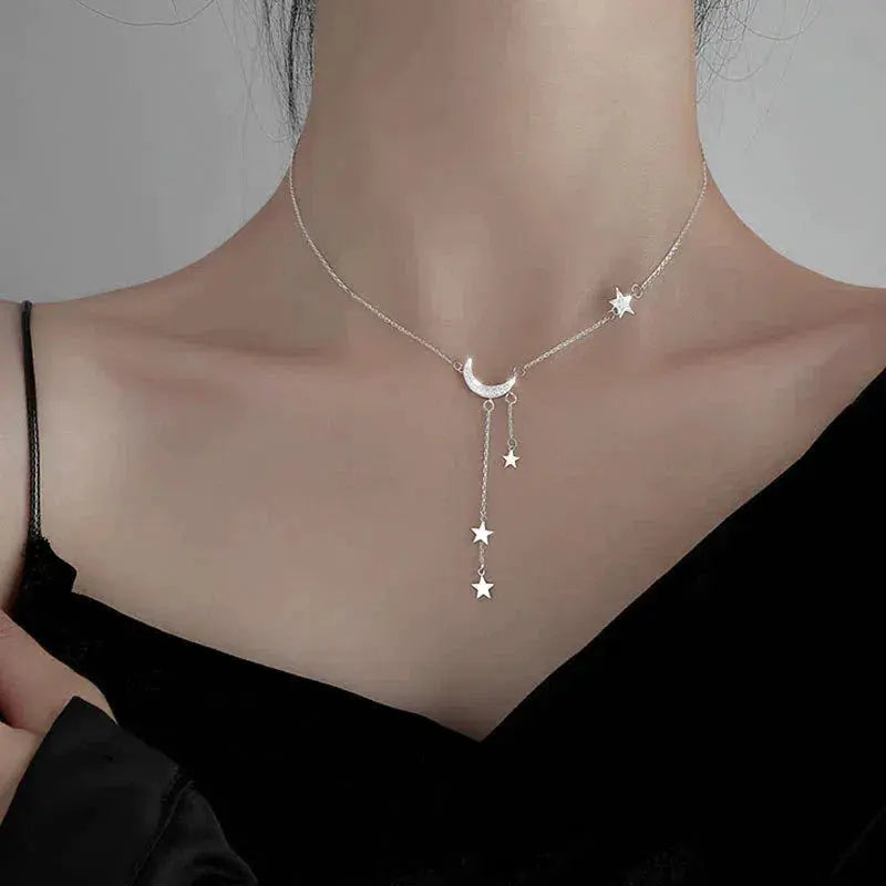 Collar elegante de plata con luna y estrellas