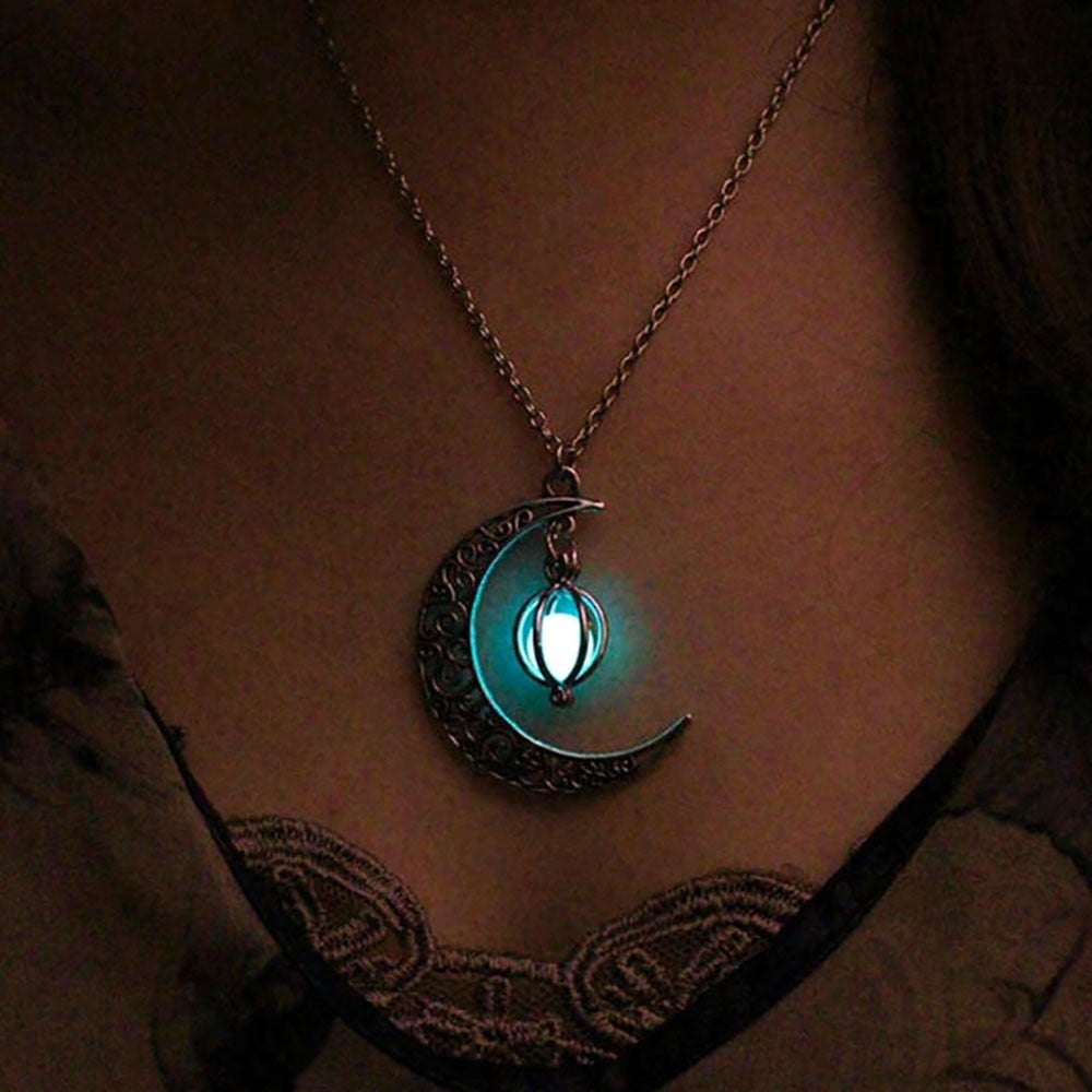 Collar a la luz de la luna brillante