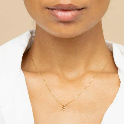 Collar con inicial de letra de amor