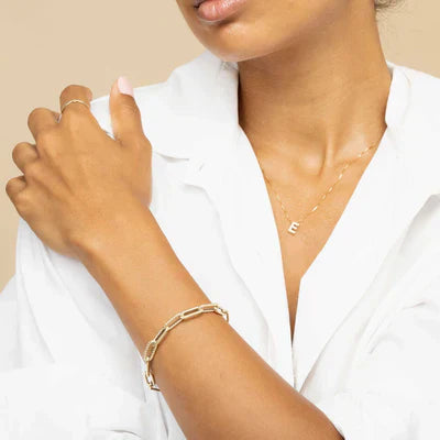 Collar con inicial de letra de amor