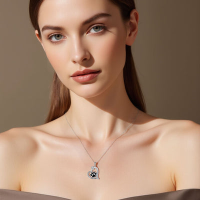 Collar con colgante de huella de pata con un toque cariñoso