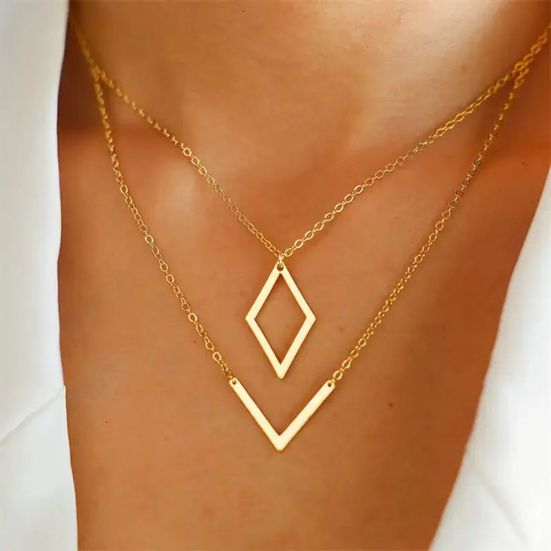 Collar con colgante en V de diseño geométrico y elegante