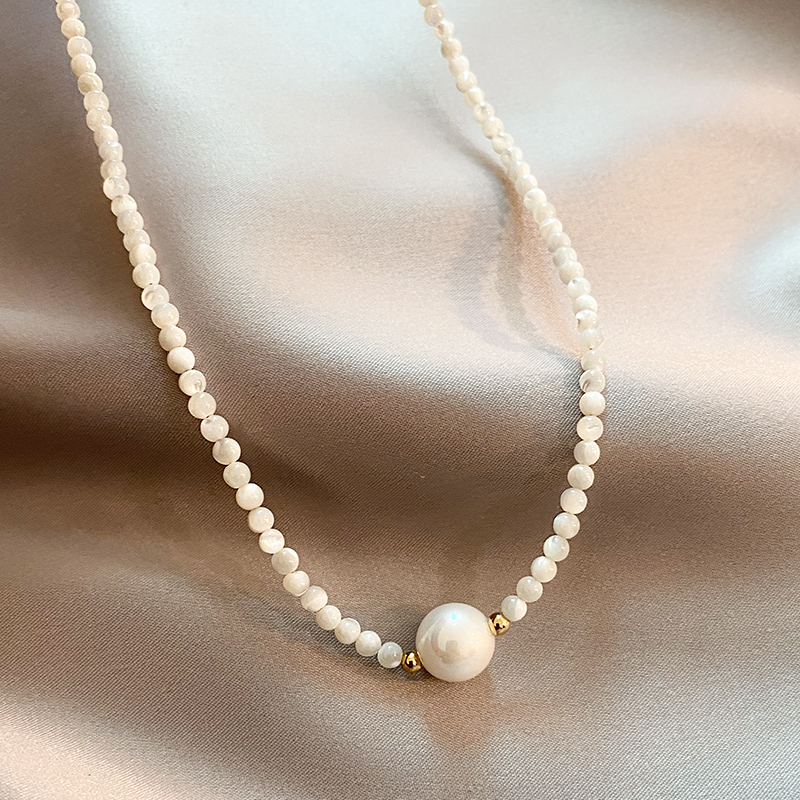 Collar chic con perlas