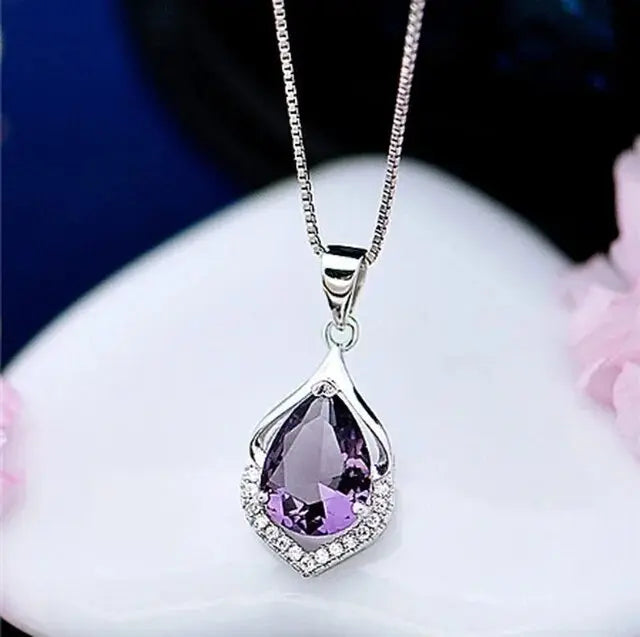 Collar elegante con cristal morado