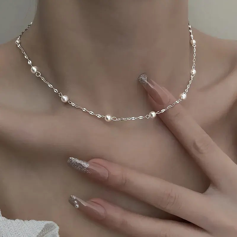 Collar elegante con perlas brillantes