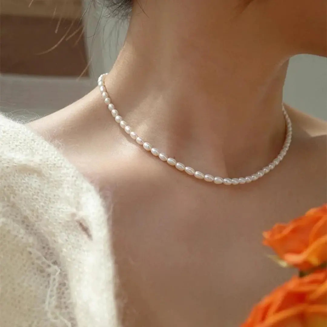 Collar elegante con perlas