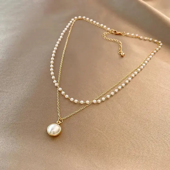 Collar atemporal de oro con perla elegante