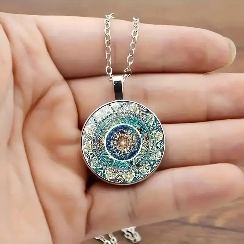 Collar elegante con mandala redondo azul
