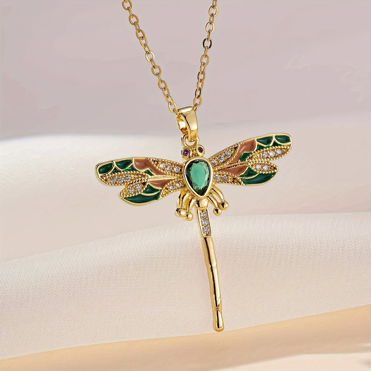 Collar con libélula verde brillante