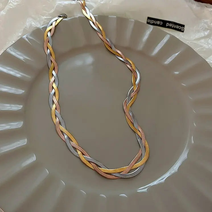 Collar elegante en oro y plata