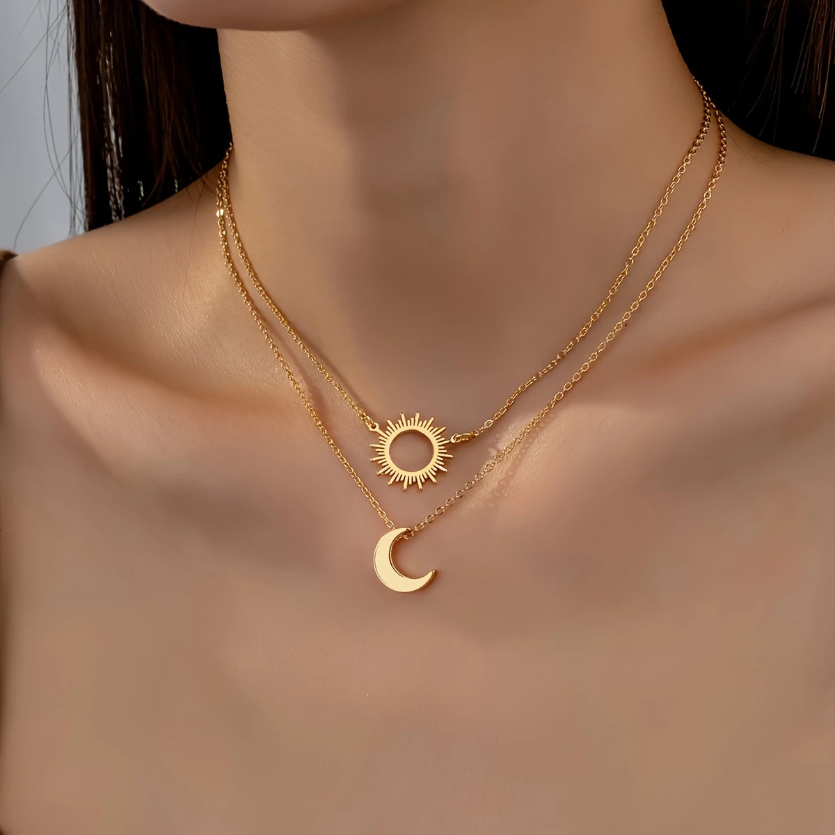 Collar en capas de oro con sol y luna