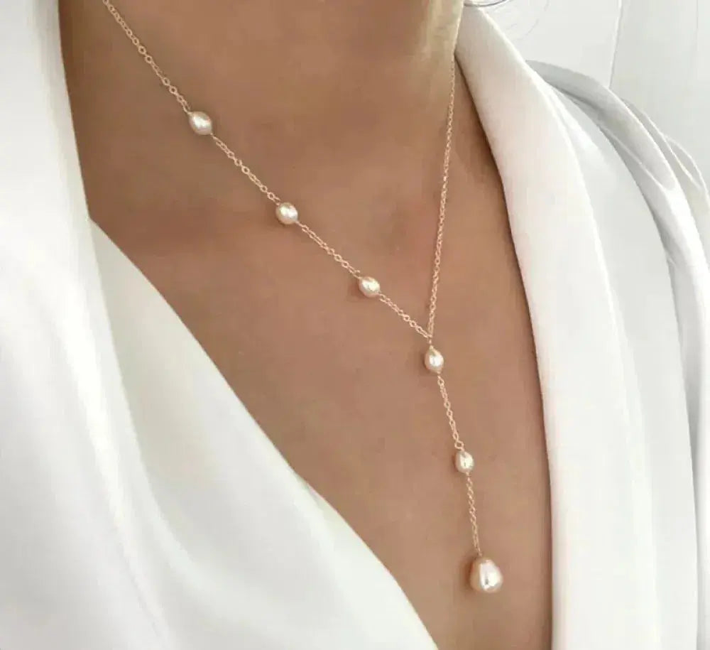 Collar elegante vintage con colgante y perlas